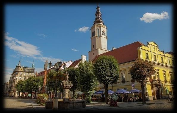 2. PRZESTRZEŃ RYNKU Reklama jest niewątpliwie elementem integralnie związanym ze współczesnym miastem. Atrakcyjne centrum miasta stanowi jego wizytówkę (Fot. nr 12-13).