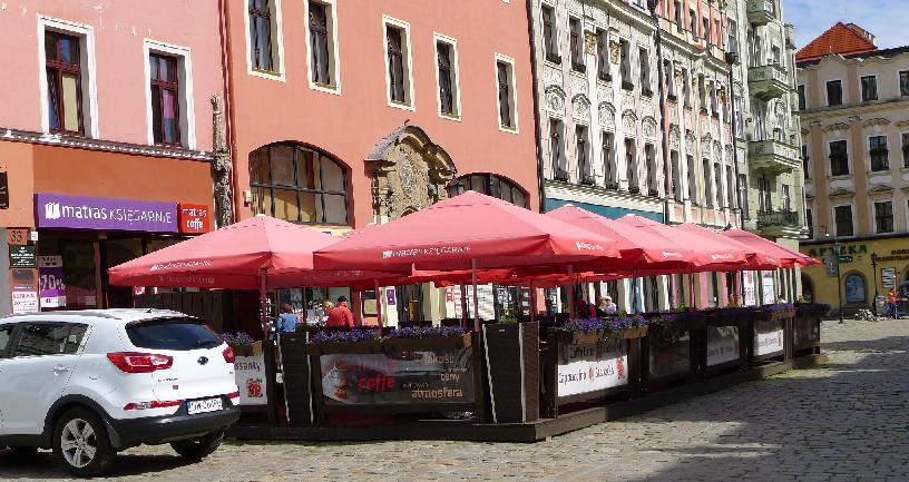 16 przykład dobry). Fot. 14 Rynek nr 26, stan z września 2015 r. Fot. 15 Rynek nr 24, stan z września 2015 r.