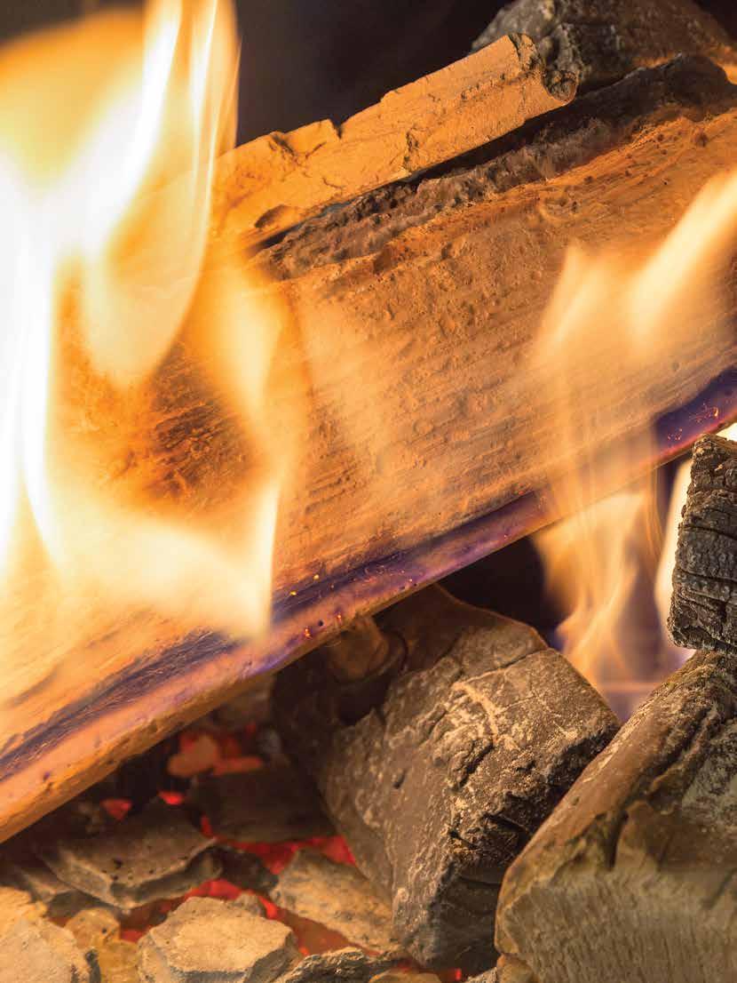 Ogień, który tworzy nastrój o każdej porze roku Ogień płonący w kominku przywołuje zazwyczaj zimny zimowy dzień.