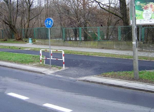 Dobrze: łącznik w osi poprzecznej