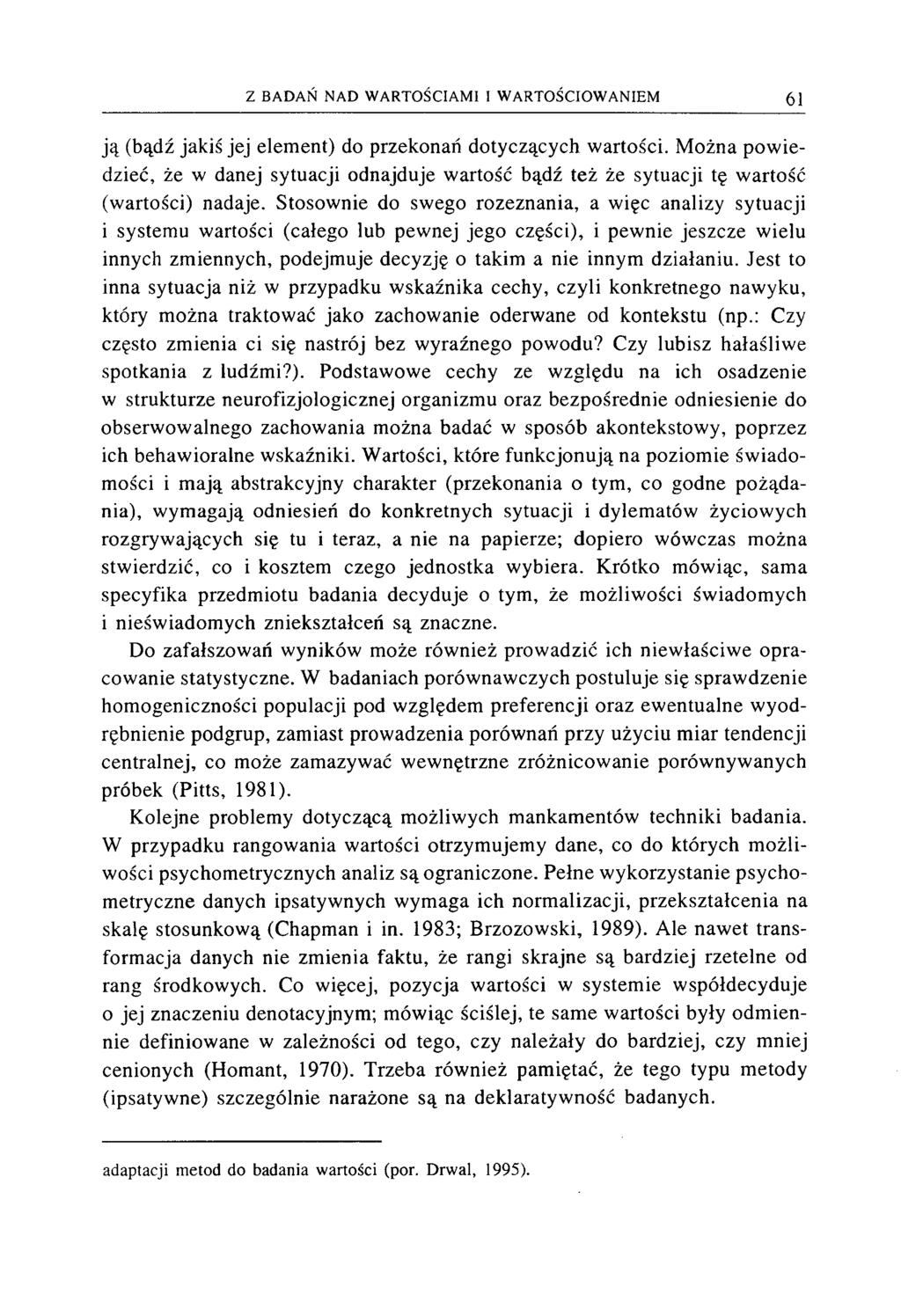 ją (bądź jakiś jej element) do przekonań dotyczących wartości. Można pow iedzieć, że w danej sytuacji odnajduje wartość bądź też że sytuacji tę wartość (wartości) nadaje.