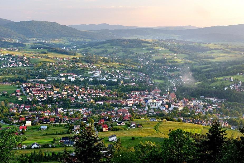 HODNO VIDIEŤ, HODNO NAVŠTÍVIŤ, HODNO POZNAŤ TURISTICKO-VLASTIVEDNÉ PAMIATKY A ZAUJÍMAVÉ MIESTA V LIMANOWEJ Horské mestečká, akým je aj Limanowa, väčšinou vznikali veľmi podobne osada sa rodila v