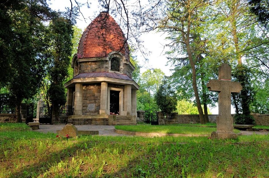 Na neďalekom vrchu Golców sa nachádza druhý menší vojenský cintorín (č. 369 Stara Wieś Golców), kde sú pochovaní vojaci, ktorí zahynuli počas limanowskej bitky.