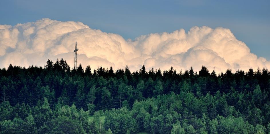 Na výstavbu kríža sa podujala stavebná firma Budrem a oceľová časť konštrukcie bola vyrobená v zámočníckej dielni Kazimierza Wojtasa. Dňa 3.