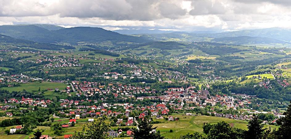 Panoráma z Miejskej Góry. Západná časť panorámy je čoraz viac zahalená rastúcimi stromami. Len čiastočne vidieť svahy Kamionnej, na ktorých sa v zime objavuje typické osvetlenie lyžiarskeho vleku.