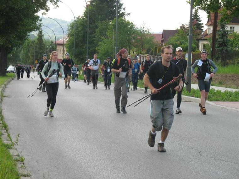 bažiaci po dobrodružstvách a živote plnom obety. Na stokilometrovej trase sa pretekajú, kto túto vzdialenosť zvládne najrýchlejšie.