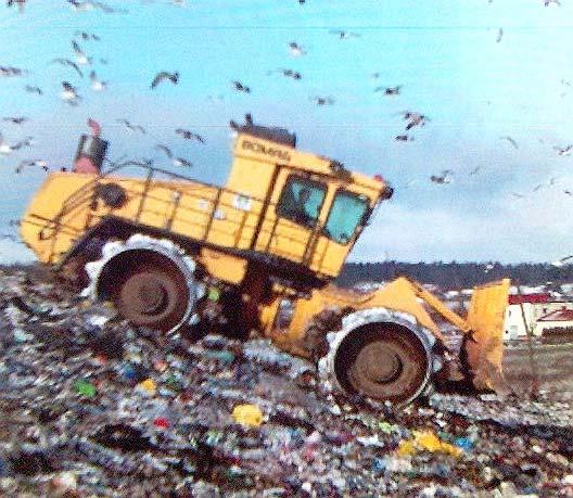kompostowanie odpadów organicznych, składowanie i zagospodarowanie odpadów budowlanych. Eksploatacja składowiska prowadzona jest w sposób ograniczający uciążliwość składowiska dla otoczenia.