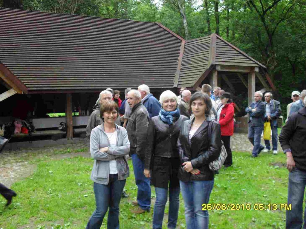 .. Powoli, grupkami zaczęli się schodzić