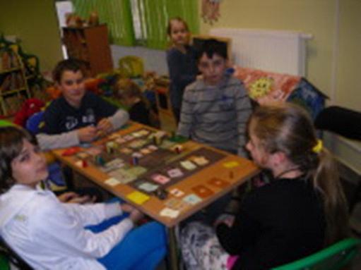 Czym są narracyjne gry fabularne Il. 1. Dzieci grające w grę planszową Kolejka Źródło: fot. L. Wasilewska. Narracyjną grę fabularną (ang.