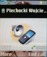 Niestety w przypadku Nokii telefon synchronizuje wszystkie numery zapisane do danego kontaktu, a K750i wybrał sobie losowo jeden.