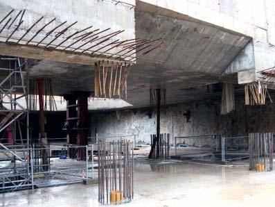 W sierpniu gotowy był wykop wstępny po stronie zachodniej korpusu stacji, wykonano chudy beton pod górny strop po stronie wschodniej korpusu stacji. Rozpoczęto przygotowania do budowy górnego stropu.