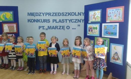 .. " Dwie dziewczynki z naszego przedszkola Martynka Sala i Weronika Kaczmarzyk