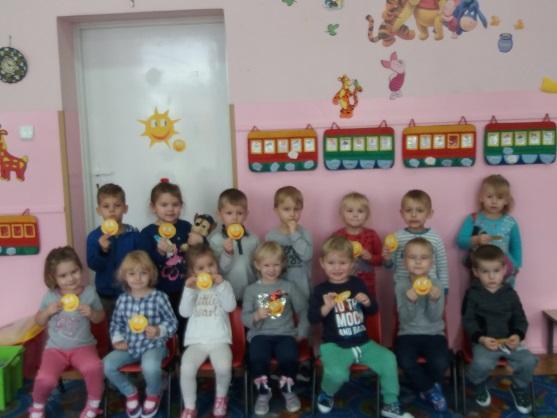 Święto uśmiechu w maluchach W dniu 30 października dzieci z grupy Misiów obchodziły Dzień uśmiechu.