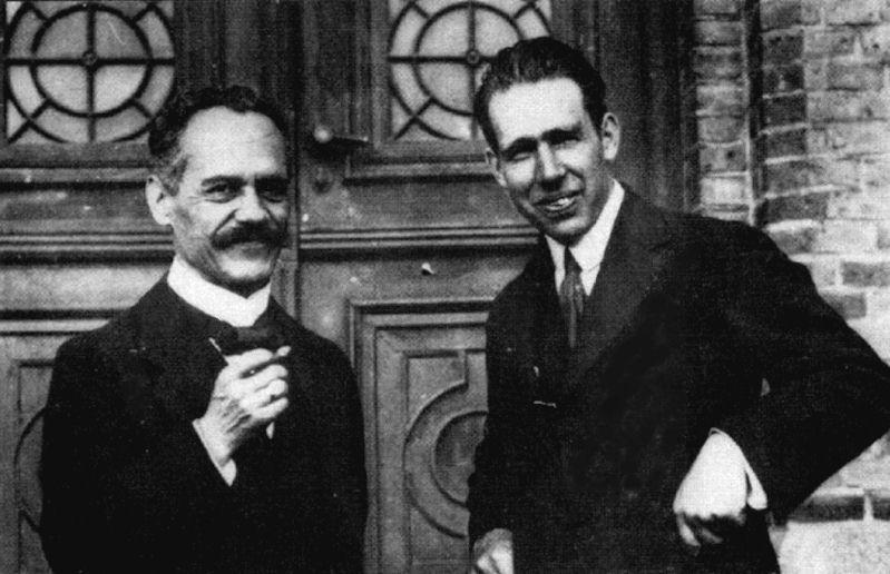 Arnold Sommerfeld(1868-1951) Niels Bohr(1885-1962) Sommerfeld uogólnił postulat Bohra - dla stacjonarnych stanów jest spełniona relacja p i dq i n h i gdzie p i jest pędem uogólnionym zależnym od