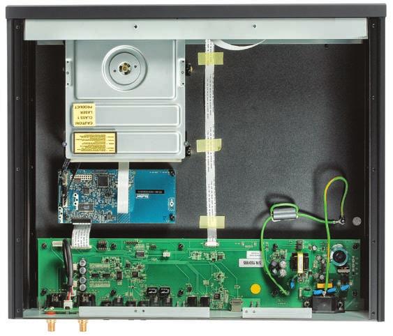 W dużej obudowie zostało sporo wolnego miejsca; przetwornik, zasilacz i układy audio zmieściły się na bardzo wąskiej płytce przy tylnej ściance.