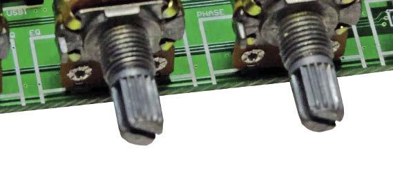 ze stabilizatora opartego o U typu LM7-.V. Do zasilania filtru jest konieczny niewielki transformator sieciowy 7, V, VA.