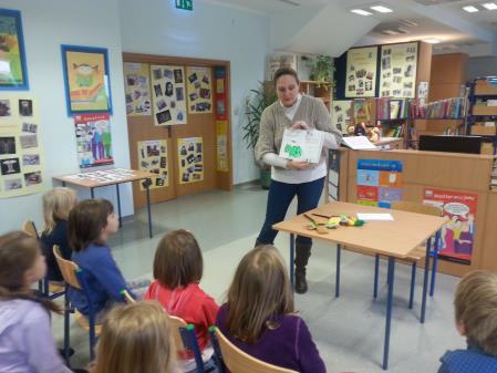 Na tym spotkaniu opowiedzieliśmy przedszkolakom o projekcie Nasza Mała Biblioteka. Zwróciliśmy uwagę na tytuły książek promowanych w ramach tej akcji.