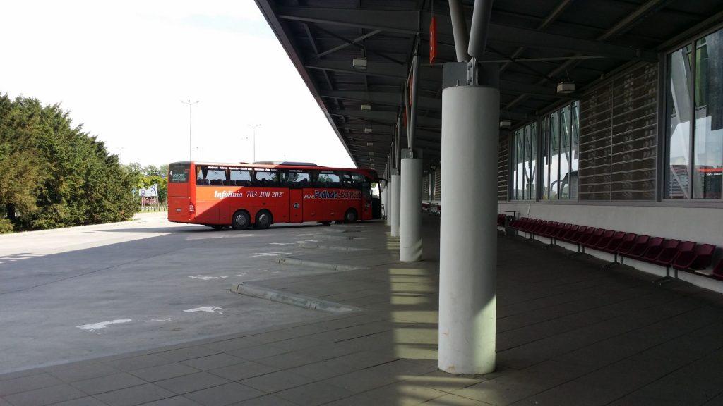 najmniejszego rozkładu jazdy, a odjeżdża stąd