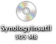 Instalacja w systemie Mac OS X 1 Włóż instalacyjny dysk CD do napędu w komputerze, a następnie kliknij dwukrotnie ikonę SynologyInstall na pulpicie.