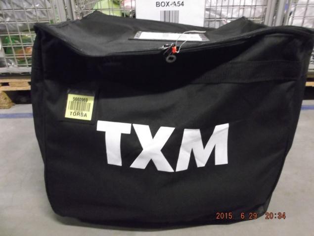 zabezpieczony jest plombą torby wysyłane na sklepy plombowane są plombą czerwoną z logo TXM
