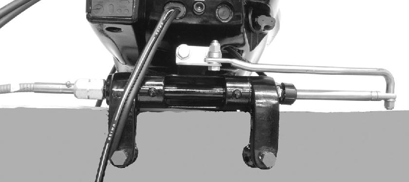 INSTALACJA Przymocować drążek mechanizmu zwrotniczego do silnika za pomocą śruby, przeciwnakrętki, elementu dystansowego i płaskich podkładek. Dokręcić przeciwnakrętkę zadanym momentem.