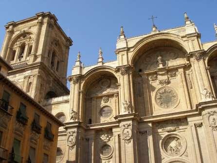 Katedra Santa María de la Encarnación Ciekawym zabytkiem Granady jest też gotyckorenesansowa katedra z XVI w.