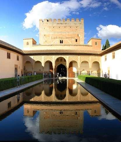 Najsłynniejszy zabytek miasta, czyli czerwony zamek. Alhambra pełniła jednocześnie funkcję fortecy, pałacu i miasta.