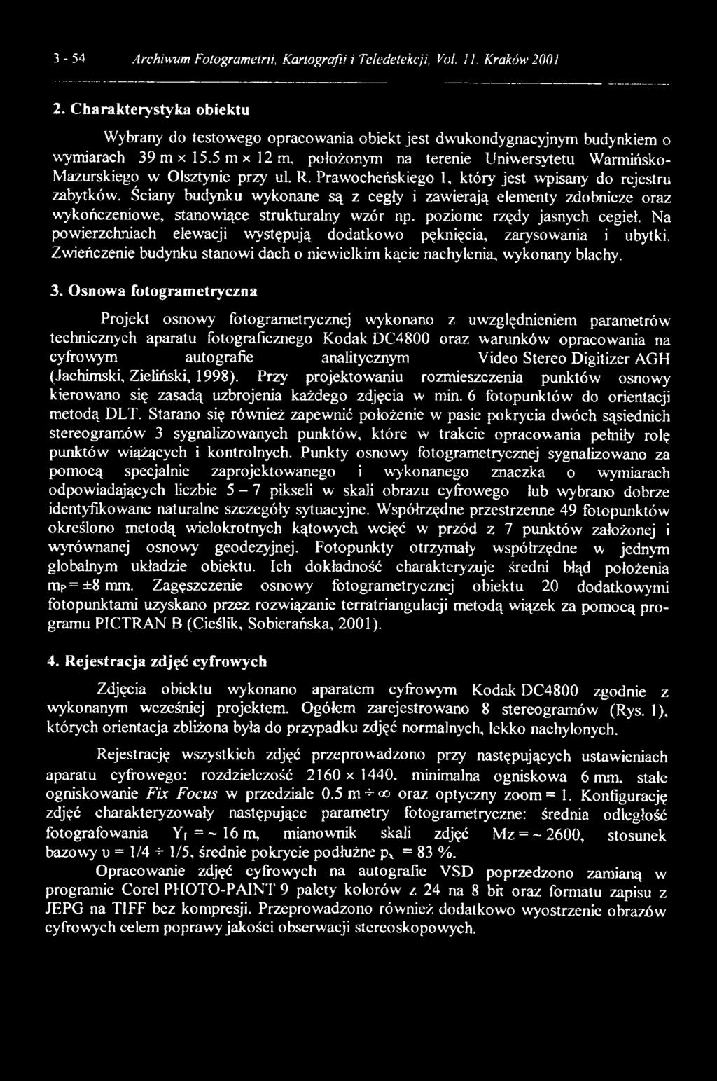 Ściany budynku wykonane są z cegły i zawierają elementy zdobnicze oraz wykończeniowe, stanowiące strukturalny wzór np. poziome rzędy jasnych cegieł.