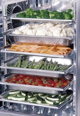 Przyrządzone w SelfCooking Center potrawy są układane na zimno w pojemnikach i przechowywane w chłodni.
