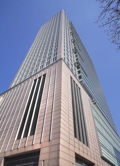 Postmodernizm z elementami dekonstruktywizmu Biurowiec Warsaw Trade Tower został ukończono w 1999 r. Wysokość całkowita obiektu to 208 m, do dachu 184 m.