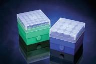 przeznaczone na probówki ml i 2 ml autoklawowalne, możliwość ułożenia jednego pudełka na drugim dostępne w czterech kolorach wymiary: PM06-A: 76 x 76 x 54 mm PM06-C: 33 x 33 x 54 mm PM06-B: 33x33x54