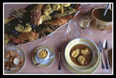 INTERESUJĄCE ZUPY Rybna typu bonillabaise (czyt. bujabes) zupa rybna, znana na wybrzeżach Morza Śródziemnego, choć tylko jedna jej odmiana, przyrządzana w okolicach Marsylii zdobyła sławę światową.