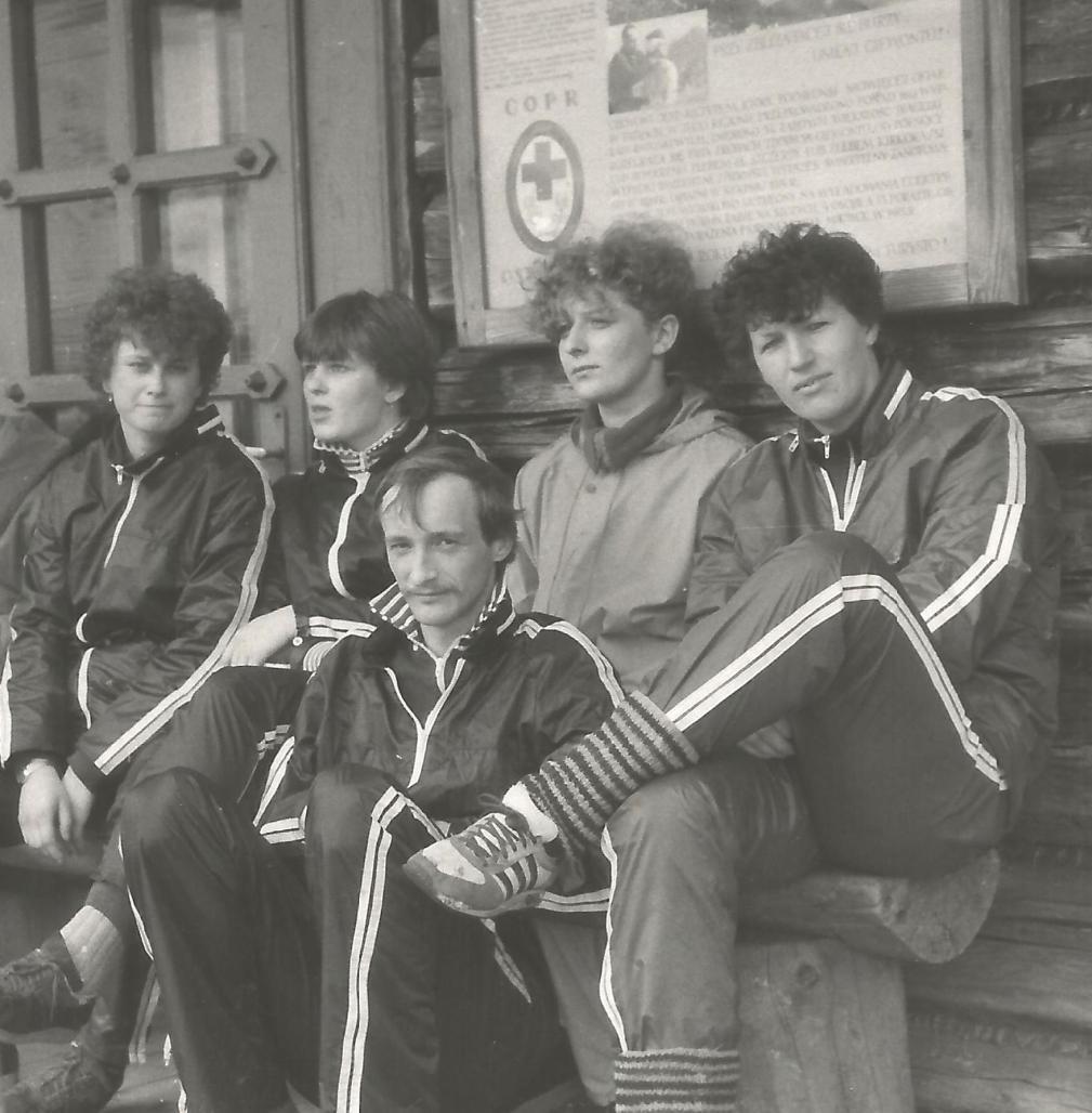 Lekkoatleci Podlasia Białystok na zgrupowaniu zimowym w górach w 1986 roku.