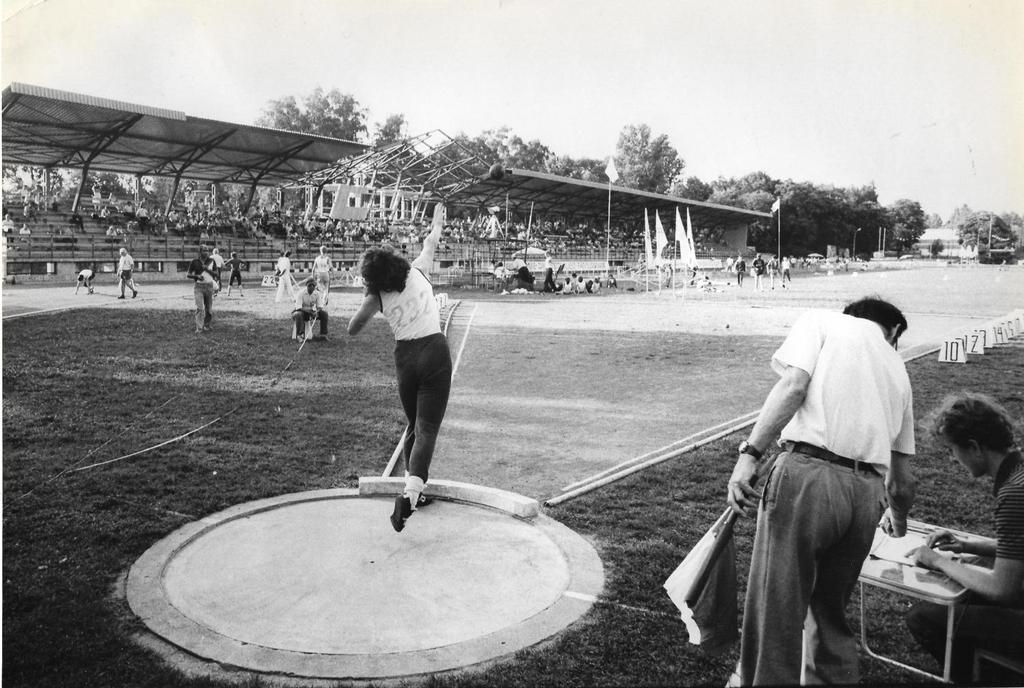 Ciekawe ujęcie z zawodów rozgrywanych na Stadionie Zwierzynieckim w Białymstoku w latach 80.