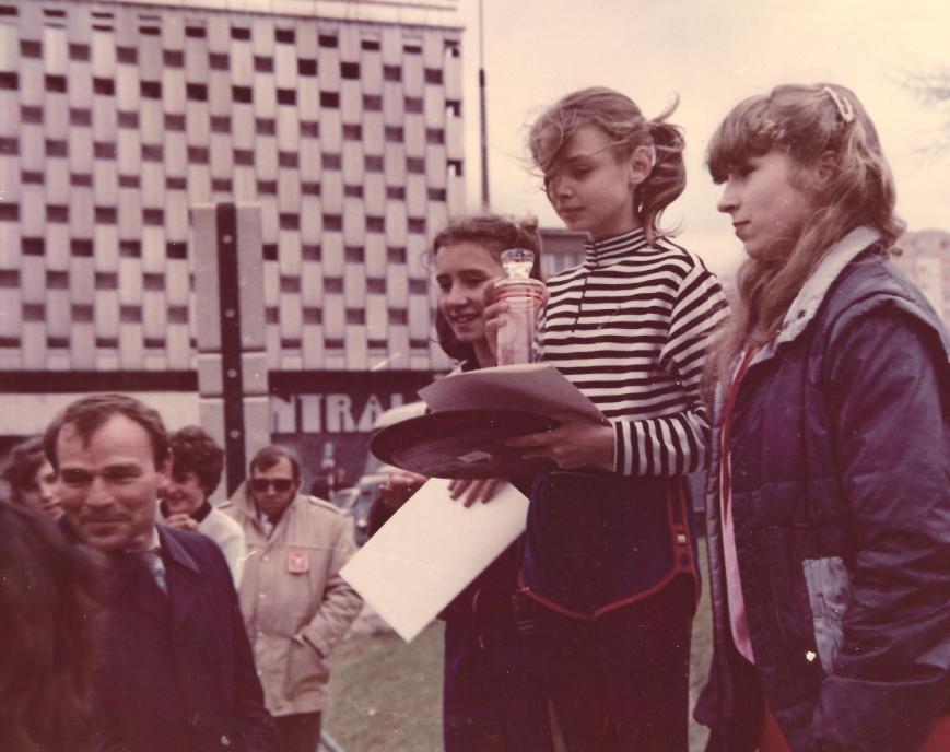 Czołówka biegu na trasie pierwszego Półmaratonu o puchar Kuriera Podlaskiego w 1986 roku. Fot. ze zbiorów Tadeusza Dziekońskiego.