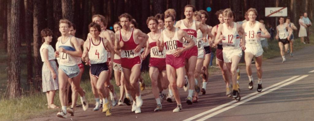 Zawodnicy na trasie biegu o Mistrzostwo Polski w maratonie w 1987 roku rozgrywanego wówczas tradycyjnie na trasie wokół
