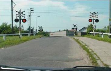 Testy egzaminacyjne NIE NIE Czy te dwa na przemian migające sygnały czerwone zezwalają na wjazd za sygnalizator, jeżeli do przejazdu nie zbliża się pociąg?