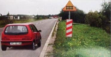 Testy egzaminacyjne Przykładowe pytania testów egzaminacyjnych NIE Czy widząc te znaki umieszczone na drodze o dopuszczalnej prędkości przekraczającej 60 km/h, kierujący pojazdem