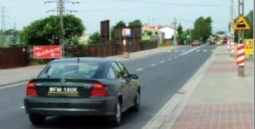 Czy widząc te znaki umieszczone na drodze o dopuszczalnej prędkości przekraczającej 60 km/h, kierujący pojazdem jest w odległości 150-300 m od przejazdu kolejowego?