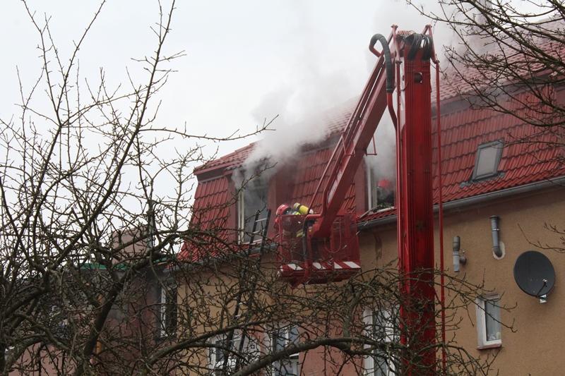 tytuł ratownika medycznego. Ratownik po dokonaniu oceny stanu poszkodowanej stwierdził podejrzenie zawału mięśnia sercowego, o czym niezwłocznie powiadomił Kierującego Działaniem Ratowniczym.