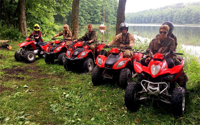 Kask (jeśli uczestnik chce, może zabrać ze sobą własny kask) Rękawiczki motocyklowe (w przypadku jazdy