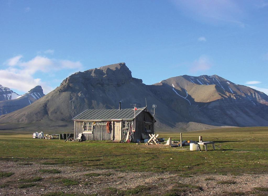 BADANIA Fot. 2. Skottehytta jedna z baz polskich wypraw polarnych znajdująca się w centralnej części Spitsbergenu (Arktyka). Skottehytta była używana głównie przez badaczy z Uniwersytetu im.