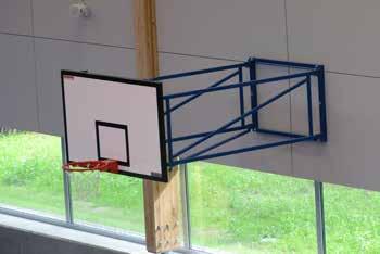 Koszykówka Konstrukcje naścienne Konstrukcja do koszykówki uchylna Pozwala na złożenie tablicy do koszykówki w poziomie na ścianę przez ręczne