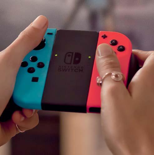 Joy-Con (L) Uchwyt Joy-Con Joy-Con (R) Idealnie pasuje do dłoni Konsola Nintendo Switch Wymiary: 101mm x 173mm x 13,9mm Waga: 297g Wyjście