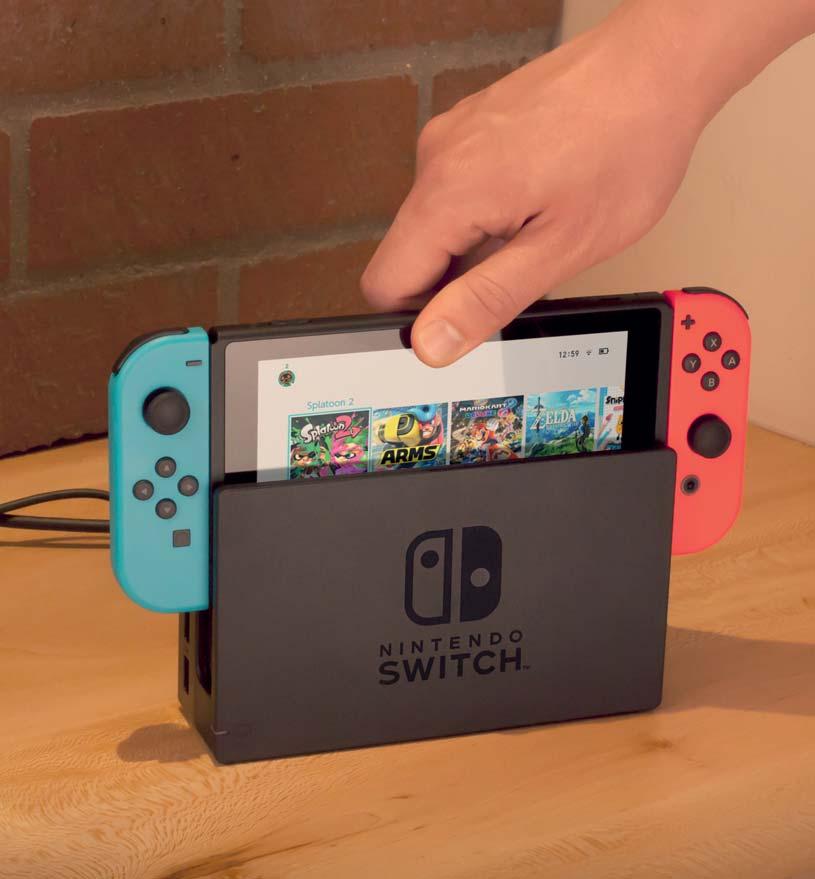 3. Wyciągnij konsolę ze stacji dokującej Po wyciągnięciu Nintendo Switch ze stacji