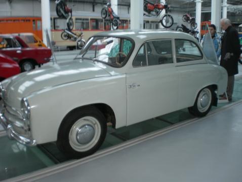 Test nr 13 - historia polskiej motoryzacji (test jednokrotnego wyboru tylko jedna odpowiedź jest prawidłowa) 1. Syrenę produkowano w okresie: a. 30 czerwca 1955 20 marca 1980 b.