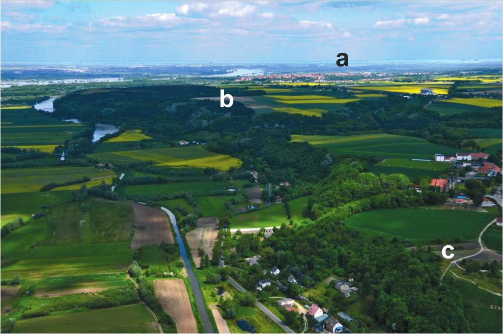 58 Wojciech Chudziak Ryc. 2. Widok na okolice Chełmna (a), Kałdusa (b) i Starogrodu (c) (fot. W. Stępień) Fig. 2. View of the Chełmno (a), Kałdus (b) and Starogród area (c) (photo W. Stępień) św.