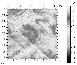 Widoczne na powierzchni wyraźne ślady, o głębokości nieprzekraczającej 4,5 µm, są wynikiem zastosowanego procesu obróbki toczeniem z polerowaniem wykończeniowym.