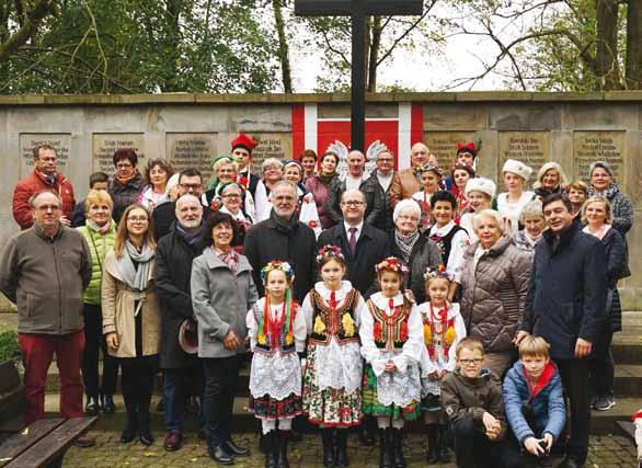 Na cmentarzu Dortmund Aplerbeck (Rennweg) znajduje się pomnik upamiętniający Polaków pomordowanych przez niemieckich nazistów podczas II wojny światowej.