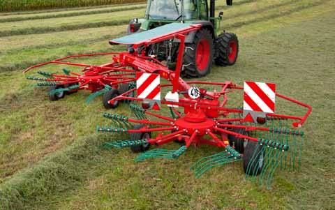 Zgrabiarki Kverneland Taarup 9471 S EVO oraz VARIO posiadają dyszel, który zaczepia się do belki łączącej dwa dolne ramiona ciągnika.